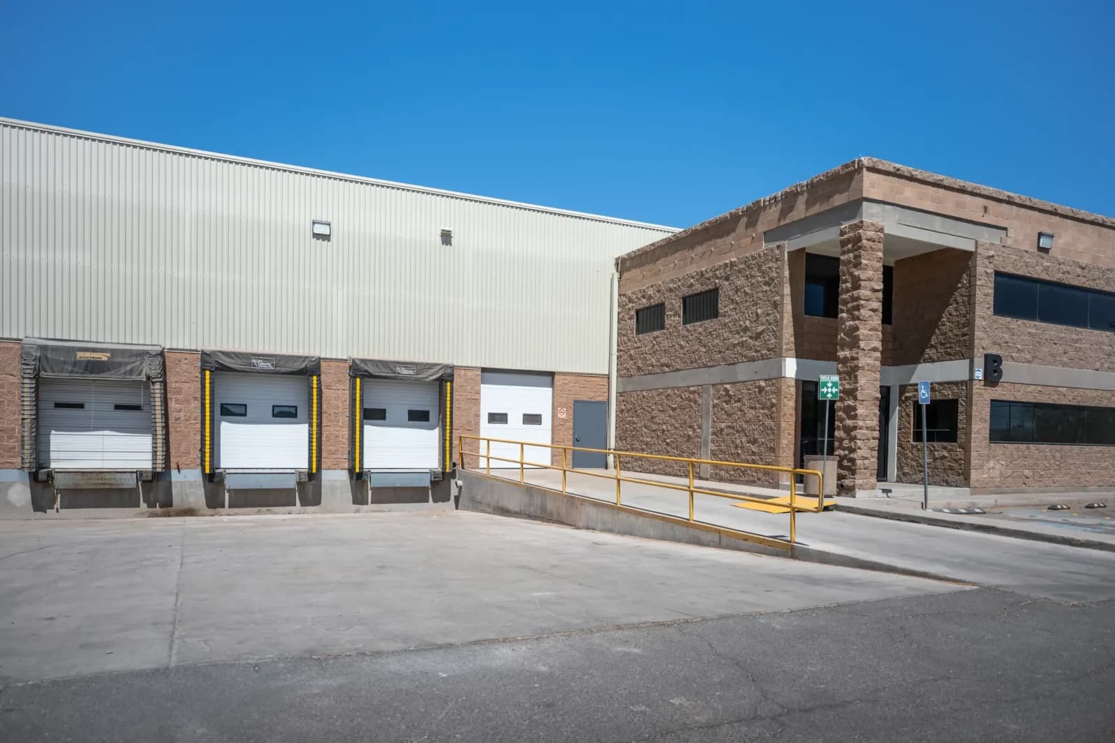Nave Industrial de 1,971 m² 2