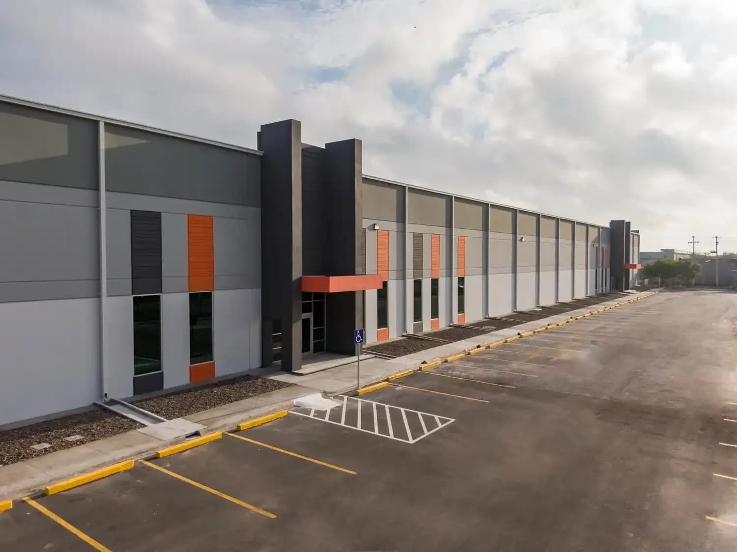 Nave Industrial de 7,455 m² en Renta en Standalone