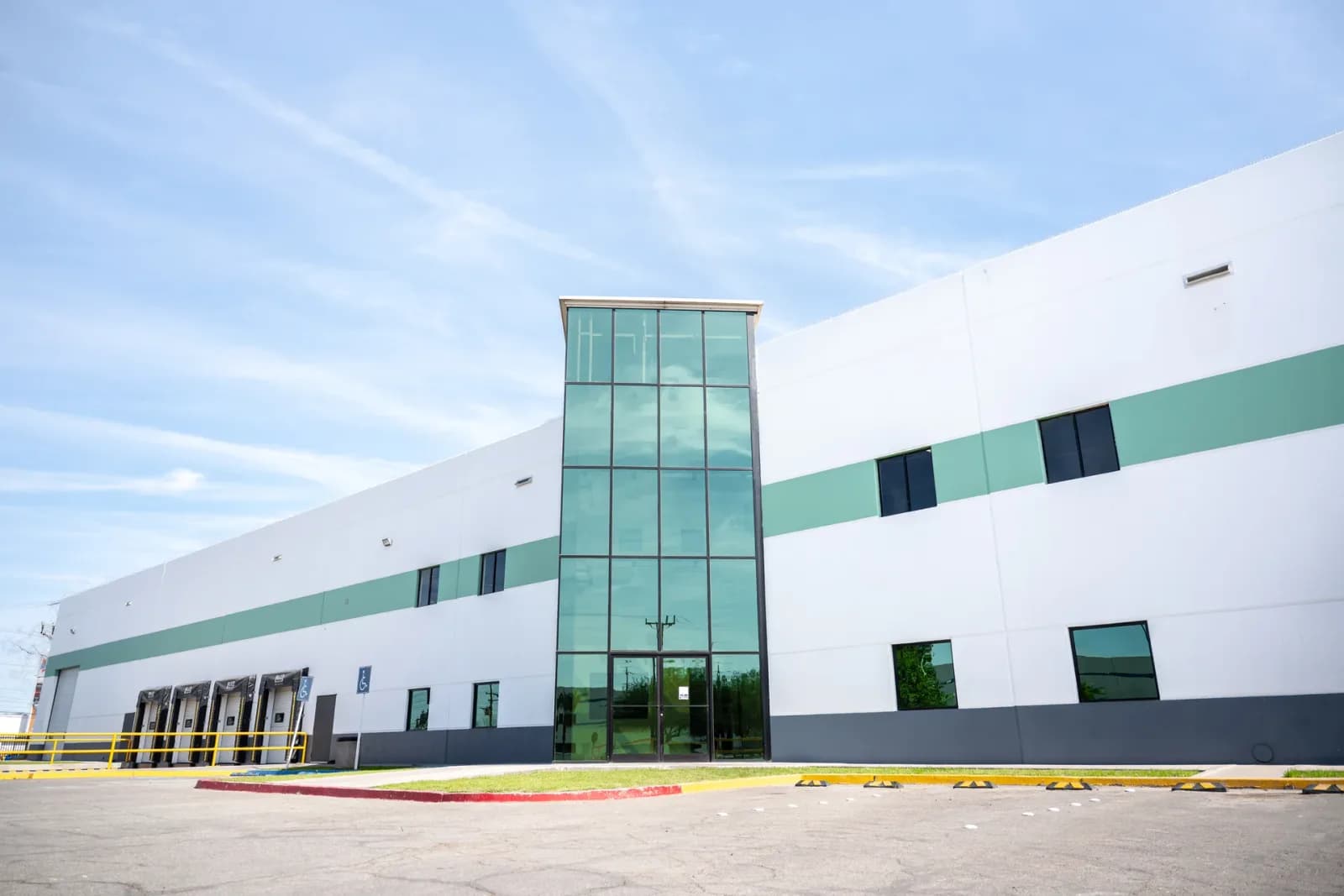 Nave Industrial de 4,560 m² 2