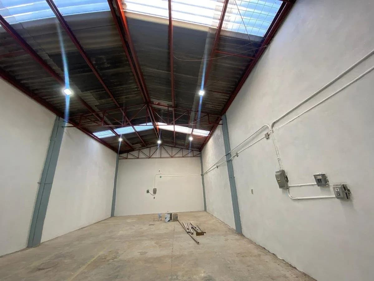 Bodega Comercial Estratégica en Renta - Del Fresno, Guadalajara